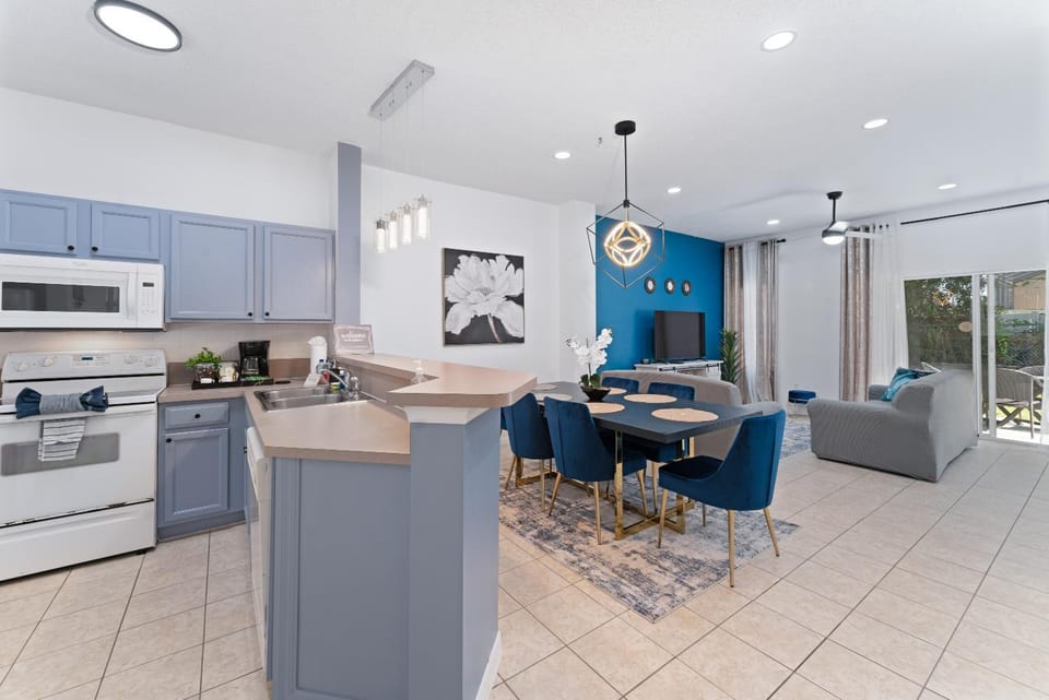 Kitchen or kitchenette, Living room, Seating area, Dining area, Communal kitchen