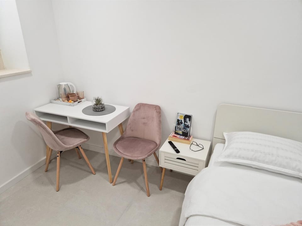 Bed, Coffee/tea facilities, Seating area