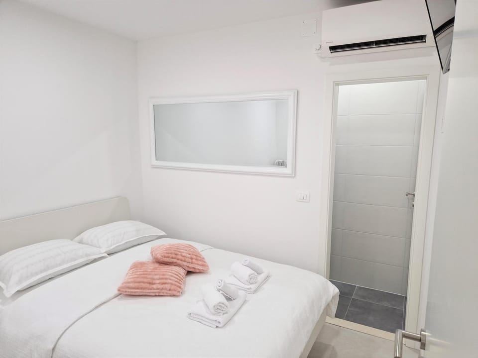 Bed, TV and multimedia, Bedroom, air conditioner