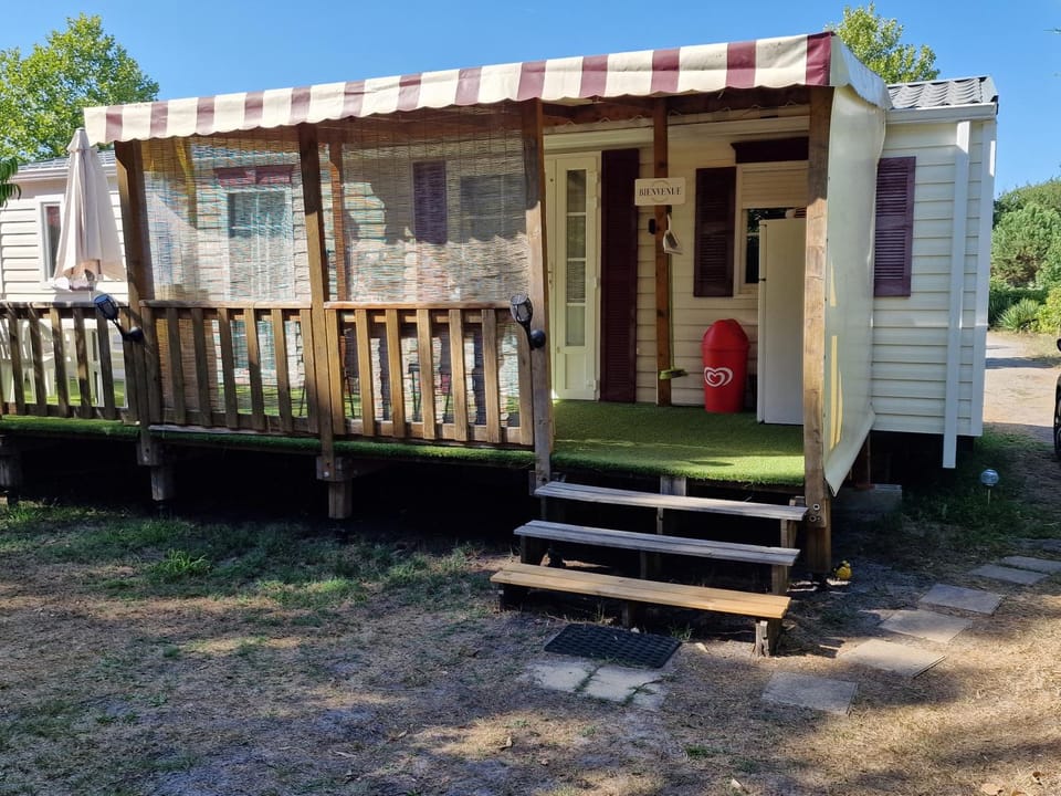 Grand Mobile home dans camping Campground/ 
RV Resort in Mimizan