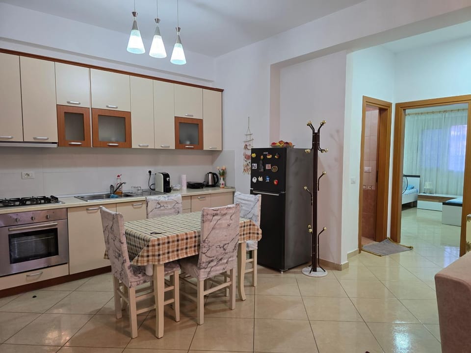 Coffee/tea facilities, Kitchen or kitchenette, Dining area, oven, stove, toaster