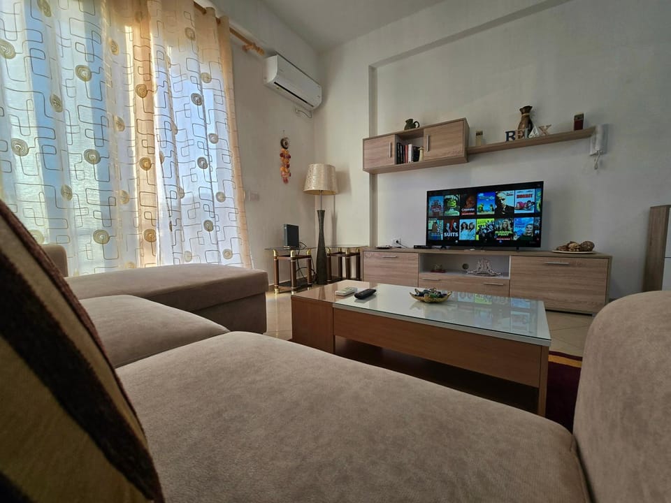 Communal lounge/ TV room, TV and multimedia, Living room, Seating area, Evening entertainment