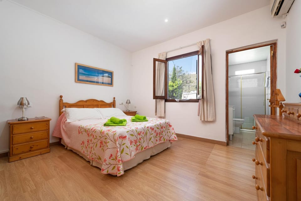 Photo of the whole room, Bedroom, air conditioner