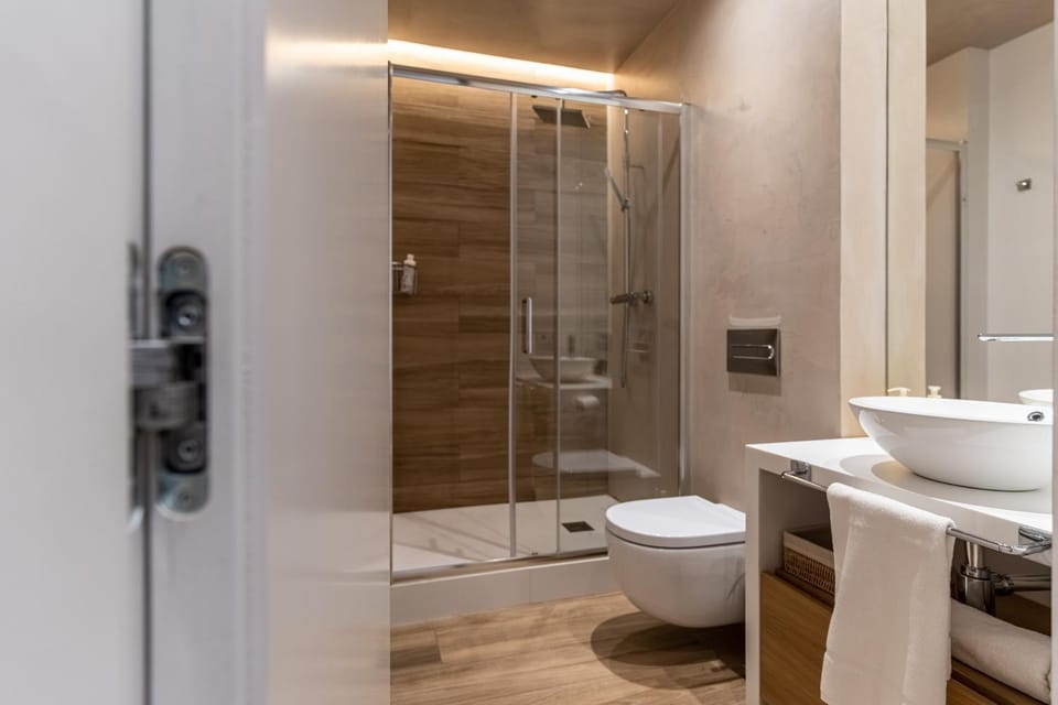 Shower, Toilet