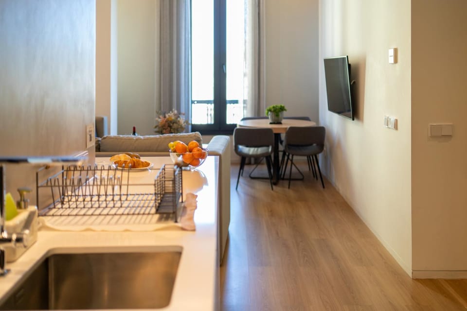 TV and multimedia, Kitchen or kitchenette, Living room, Seating area, Dining area