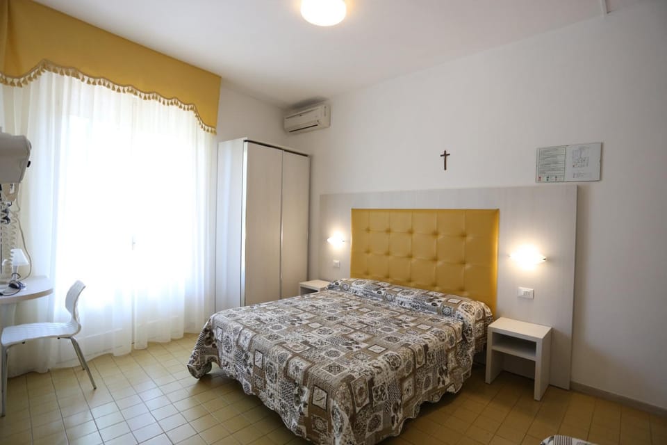 Bed, Photo of the whole room, Bedroom, air conditioner