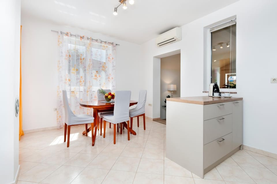 Dining area, kitchen
