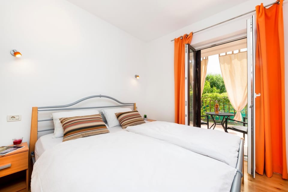 Bedroom, towels, towels