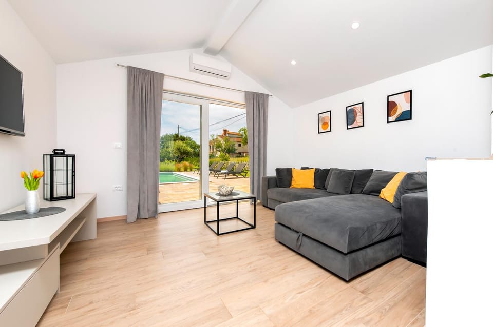 TV and multimedia, Living room, air conditioner