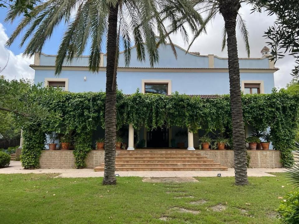 Property building, Facade/entrance, Garden