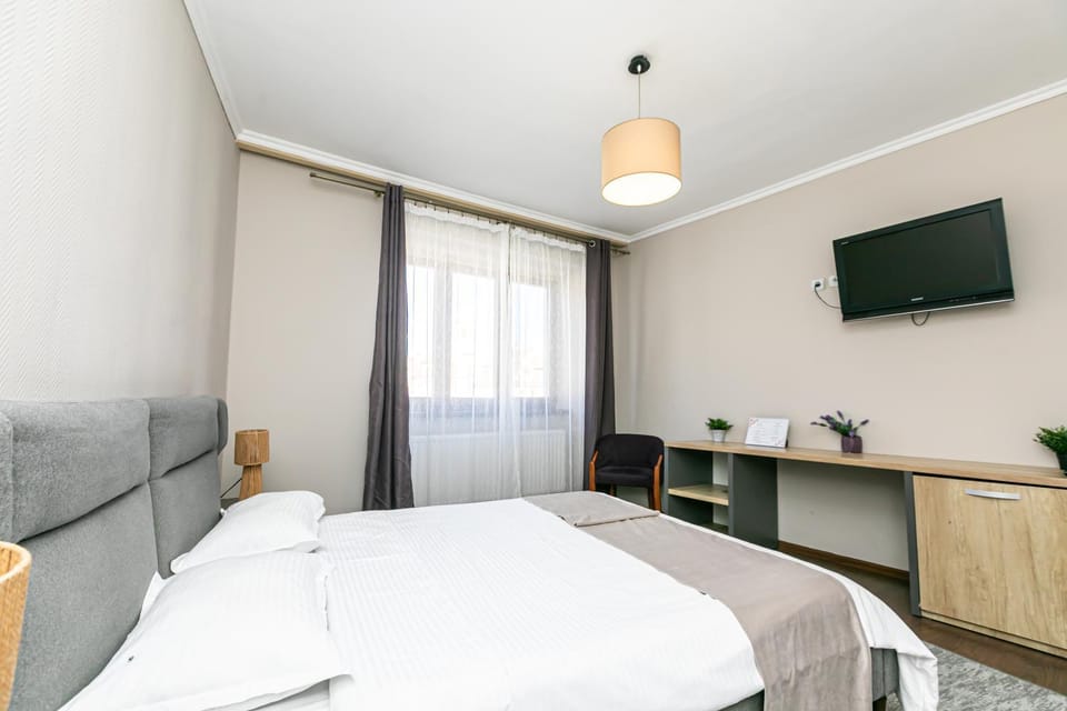 Bed, TV and multimedia, Bedroom
