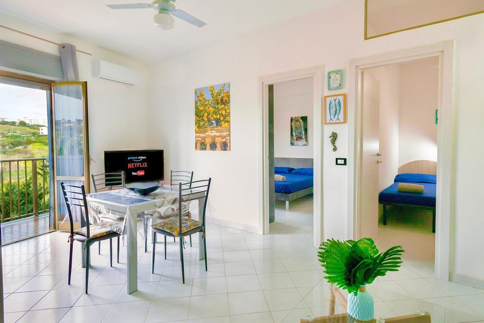 Patio, Communal lounge/ TV room, Bed, TV and multimedia, Living room, Photo of the whole room, Seating area, Dining area, Evening entertainment, Bedroom, fireplace