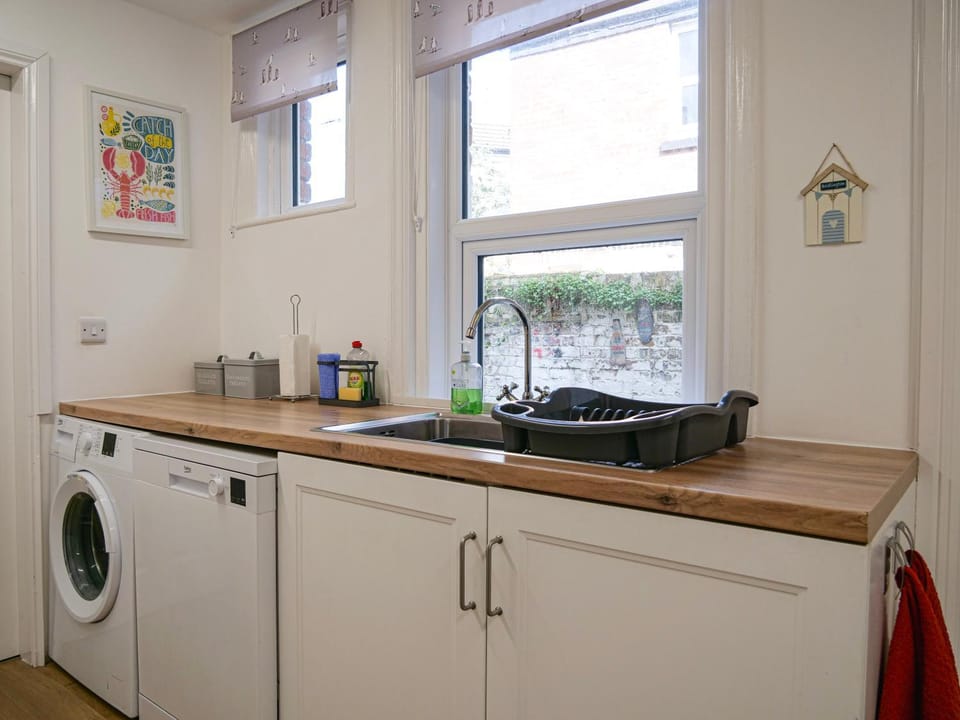 Kitchen or kitchenette, dishwasher, washing machine