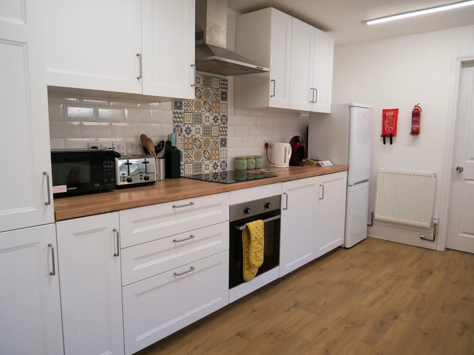 Coffee/tea facilities, Kitchen or kitchenette, stove, toaster