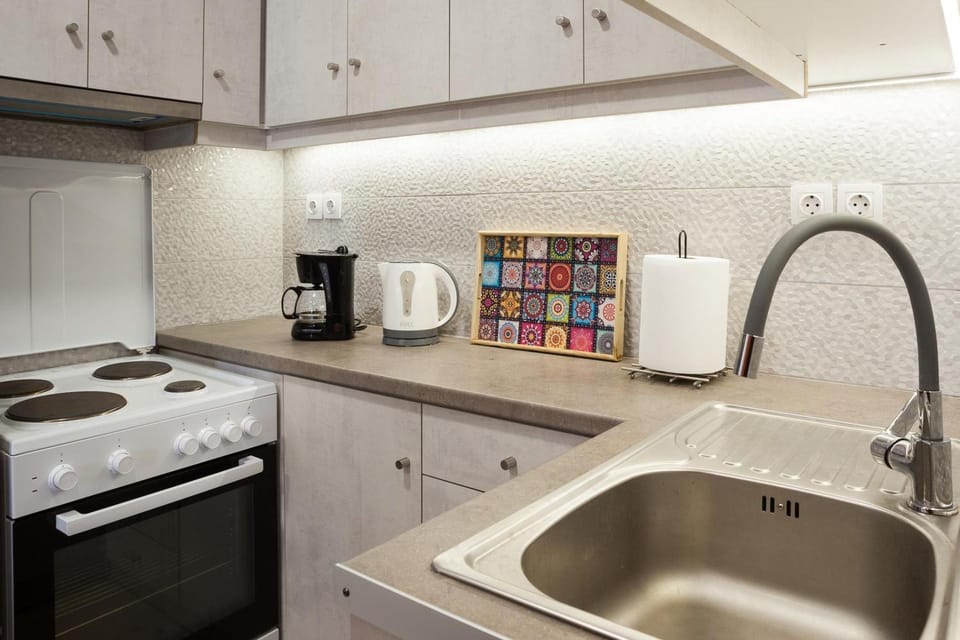 Coffee/tea facilities, Kitchen or kitchenette, stove