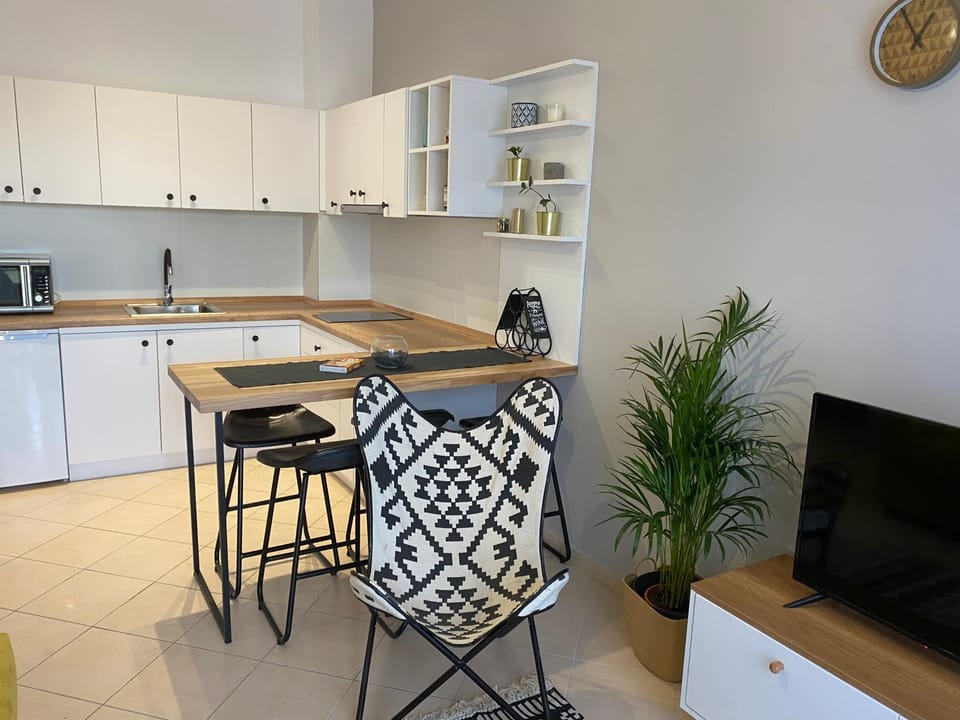 Kitchen or kitchenette, Dining area