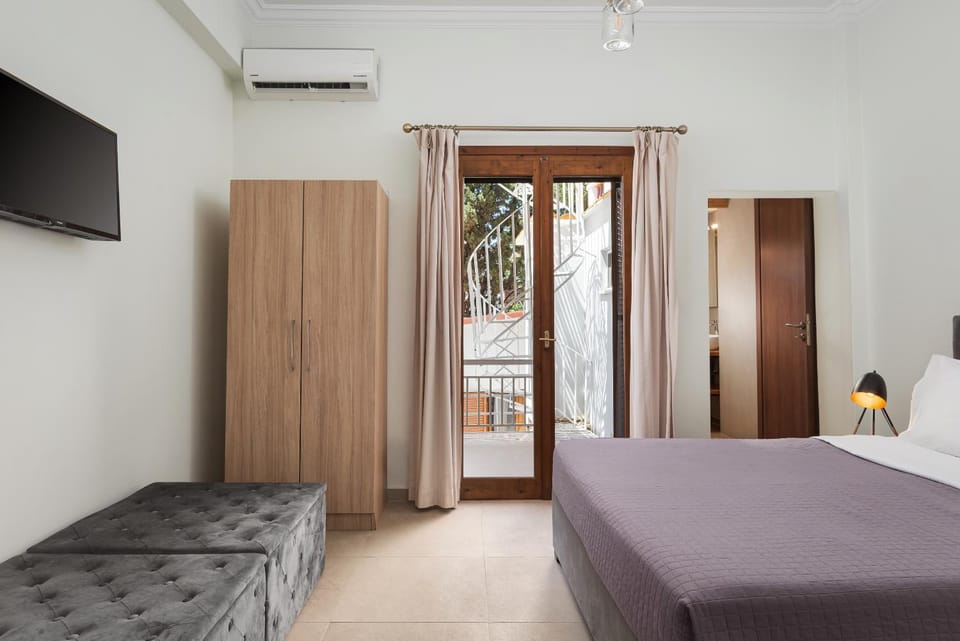 Bed, TV and multimedia, Photo of the whole room, Bedroom, wardrobe, air conditioner