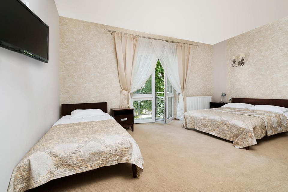 Coffee/tea facilities, View (from property/room), Photo of the whole room, Pets, Breakfast, Location, Family, Parking, towels