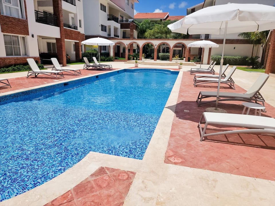 Property building, Patio, Day, Pool view, Swimming pool, sunbed