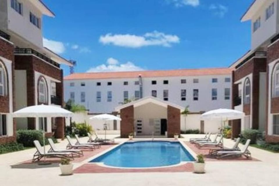 Property building, Day, Pool view, Swimming pool, sunbed