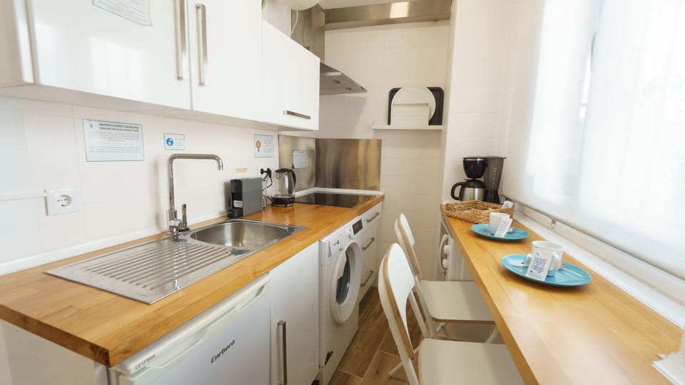 Coffee/tea facilities, Kitchen or kitchenette, Dining area, dishwasher, pet friendly, stove, toaster, washing machine