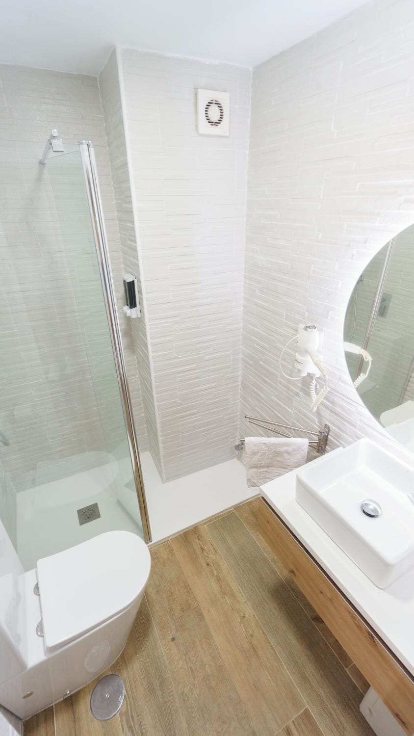 Shower, Toilet, Bathroom, towels