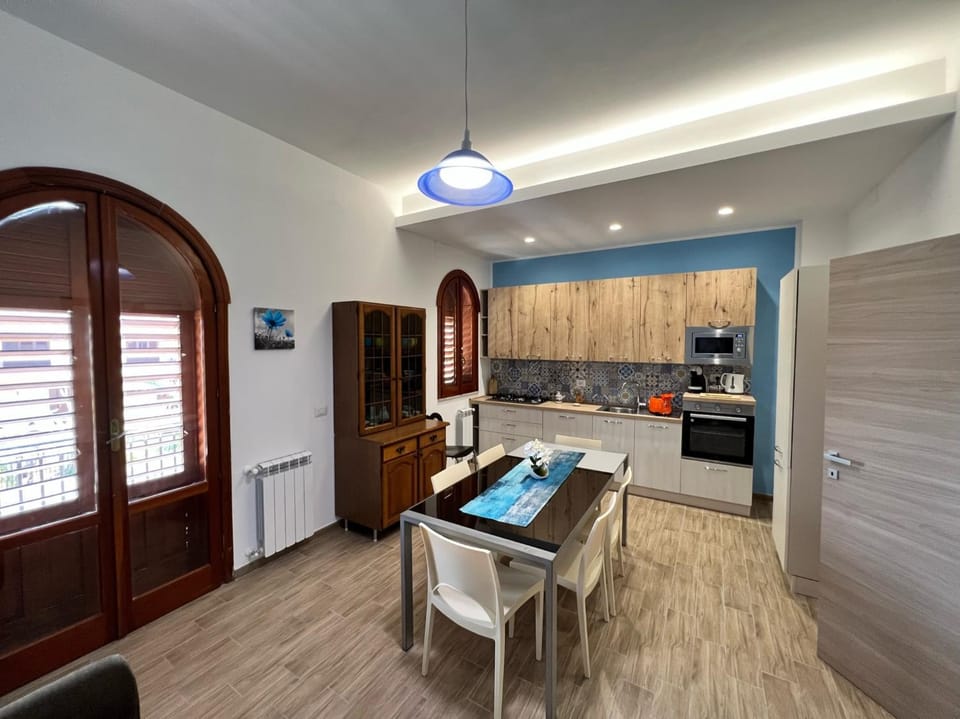 Kitchen or kitchenette, Dining area, minibar, pet friendly, stove