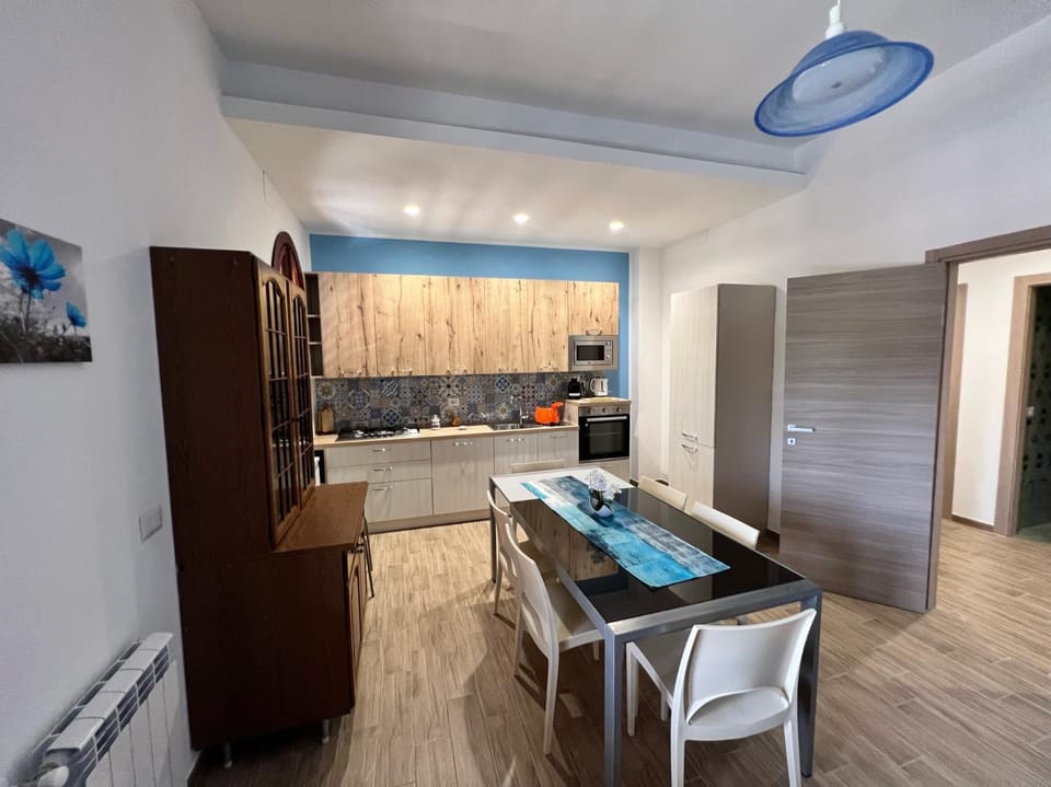 Kitchen or kitchenette, Living room, Seating area, Dining area, minibar, pet friendly, stove