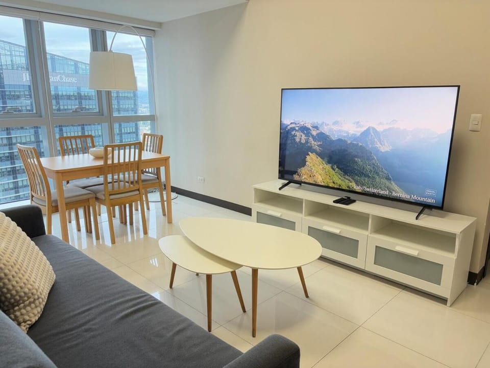 Bright 2-bedroom condo with pool in BGC Uptown Apartment in Makati