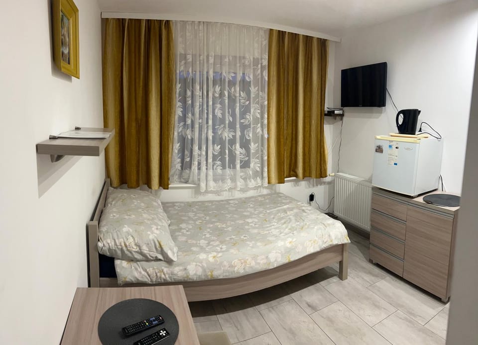 Bed, TV and multimedia, Photo of the whole room