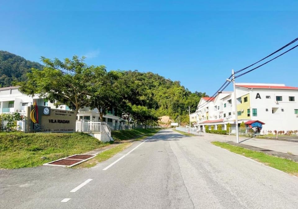 Property building, Day, Neighbourhood, Natural landscape, Mountain view, Street view