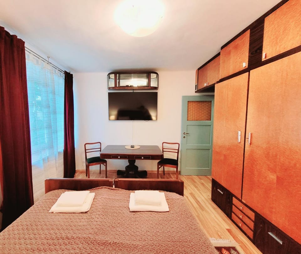 Bed, TV and multimedia, Photo of the whole room, Bedroom, wardrobe