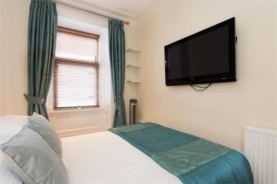 Bed, TV and multimedia, Bedroom