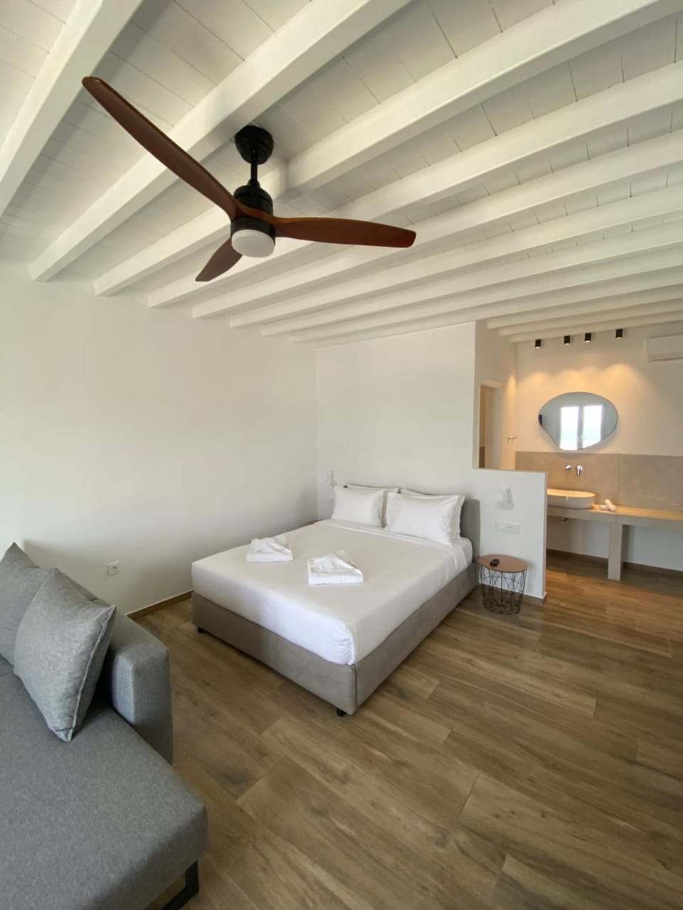 Bed, Photo of the whole room, Seating area, Bedroom