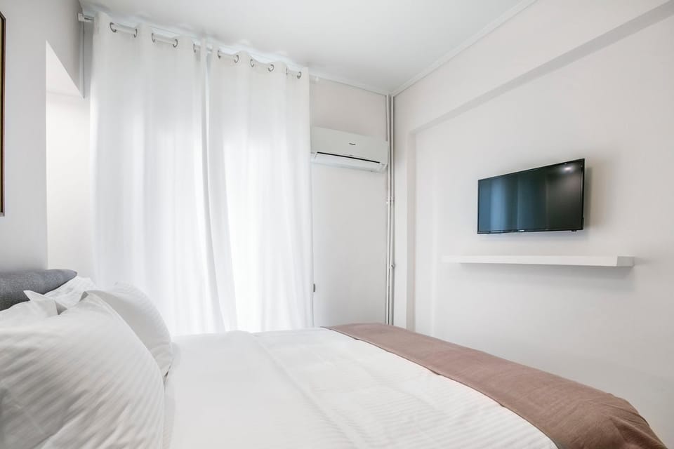 Bed, TV and multimedia, Photo of the whole room, Bedroom