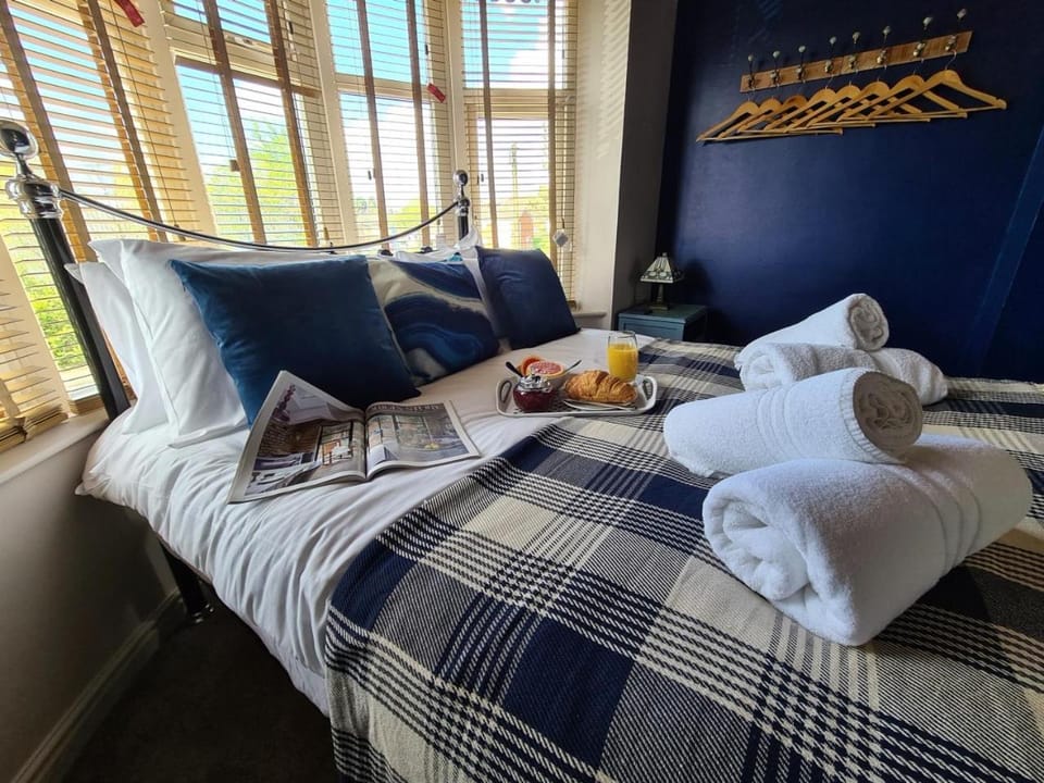 Bed, Bedroom, towels