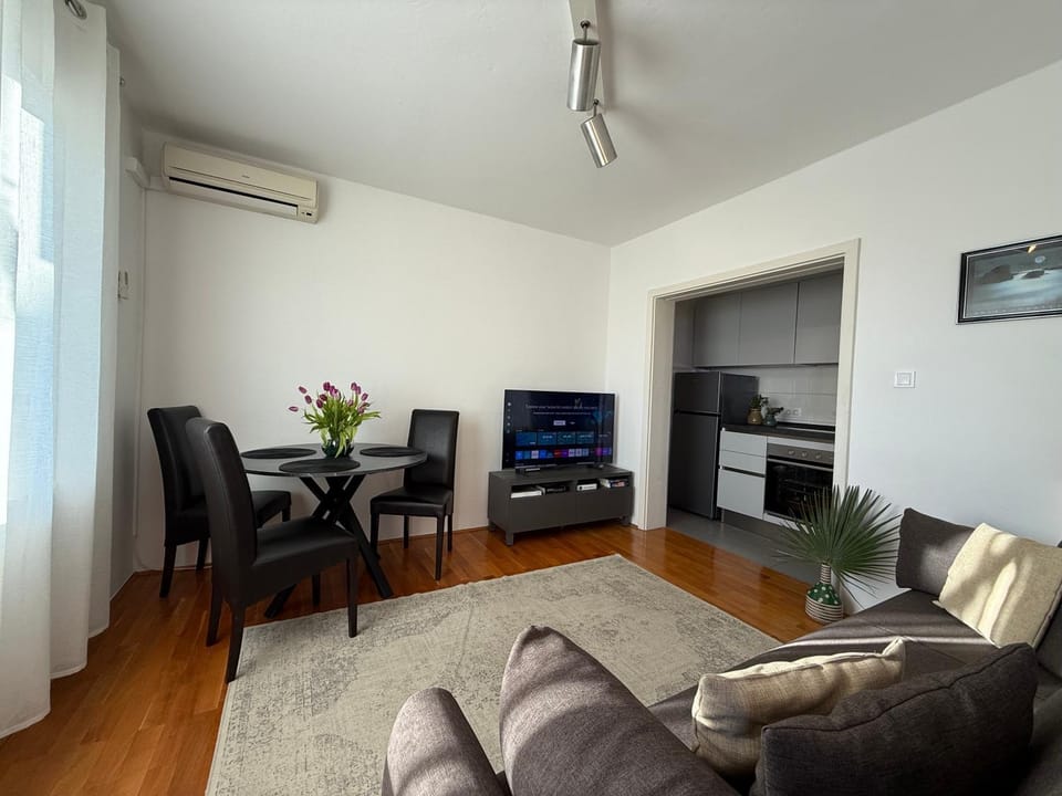 TV and multimedia, Living room, Dining area