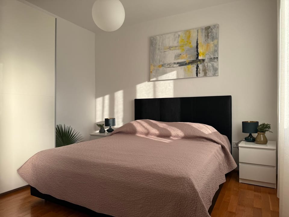 Bed, Photo of the whole room, Decorative detail, Bedroom