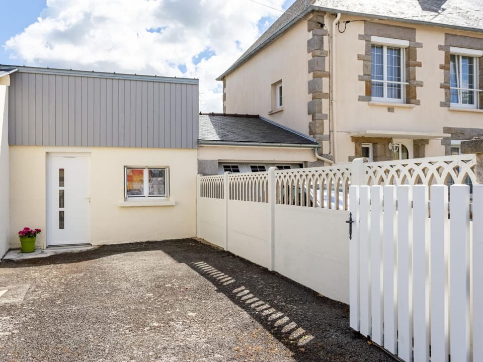 Holiday Home Les Bégonias by Interhome House in St-Malo