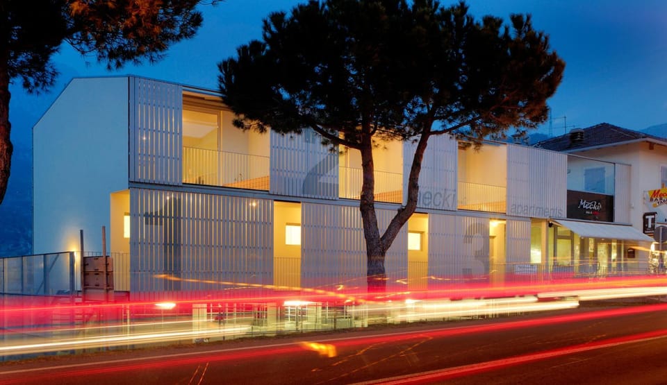 Facade/entrance, Facade/entrance, Night, Balcony/Terrace, Decorative detail, Area and facilities