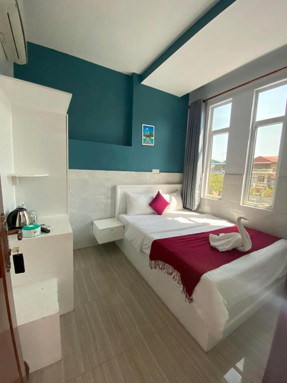Photo of the whole room, Bedroom, air conditioner