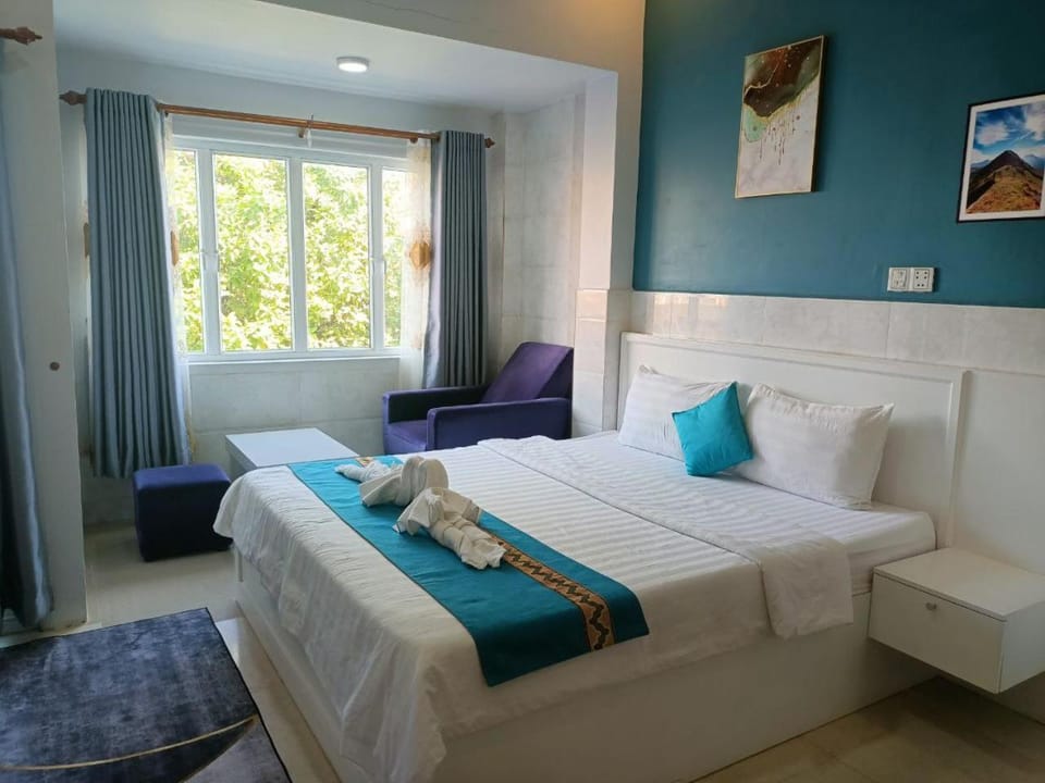 Bed, Living room, Photo of the whole room, Bedroom, towels