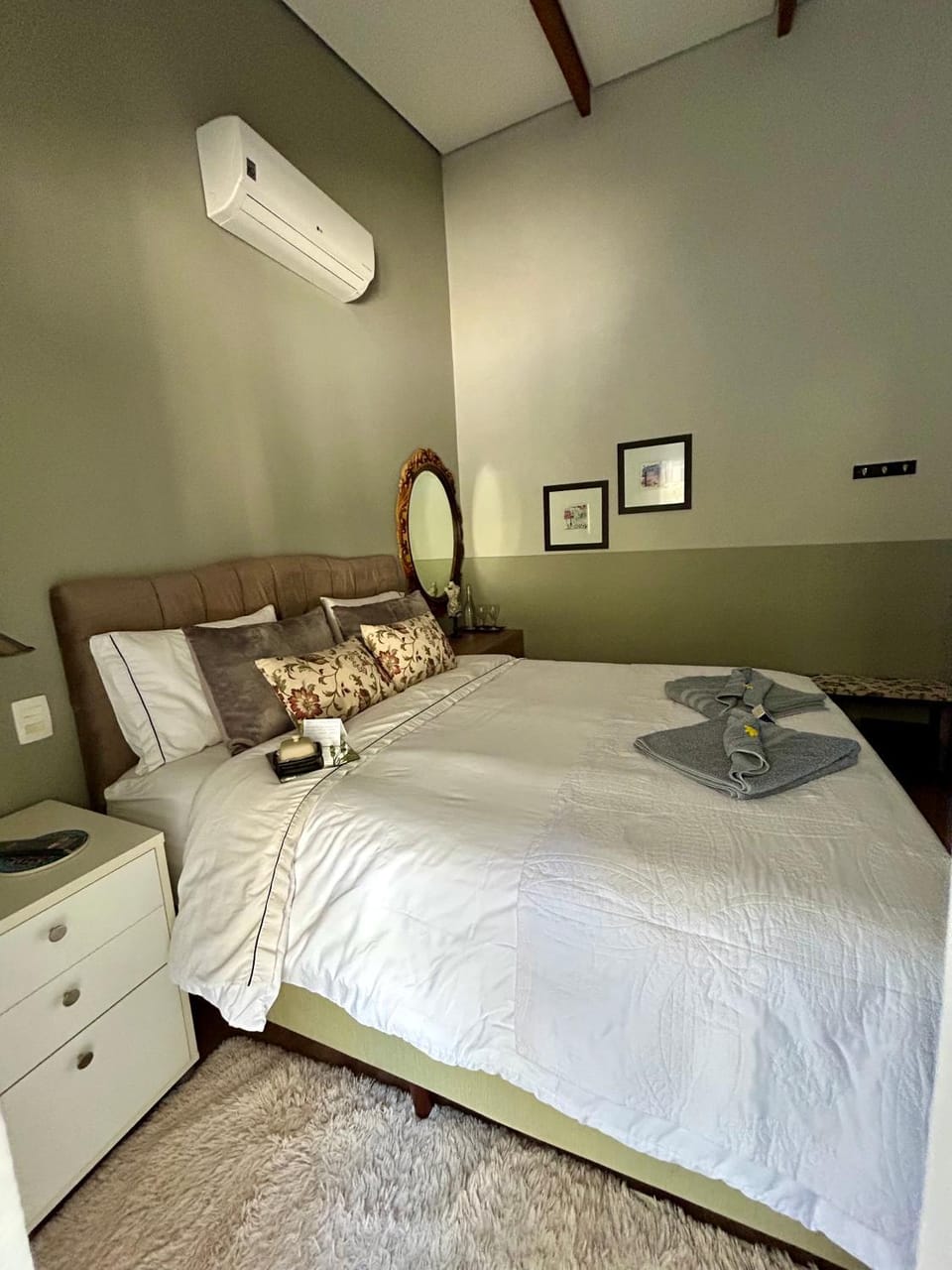 Bed, Photo of the whole room, Bedroom, air conditioner