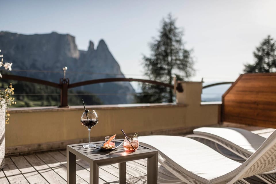 Natural landscape, View (from property/room), Balcony/Terrace, Food and drinks, Seating area, Mountain view, Drinks