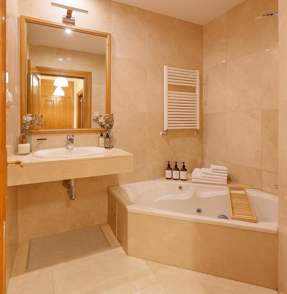 Toilet, Hot Tub, Bathroom, Pets, Bath, internet