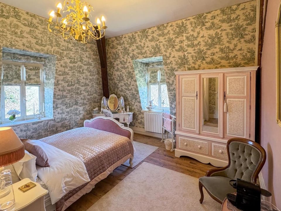 Bed, Photo of the whole room, Bedroom, wardrobe