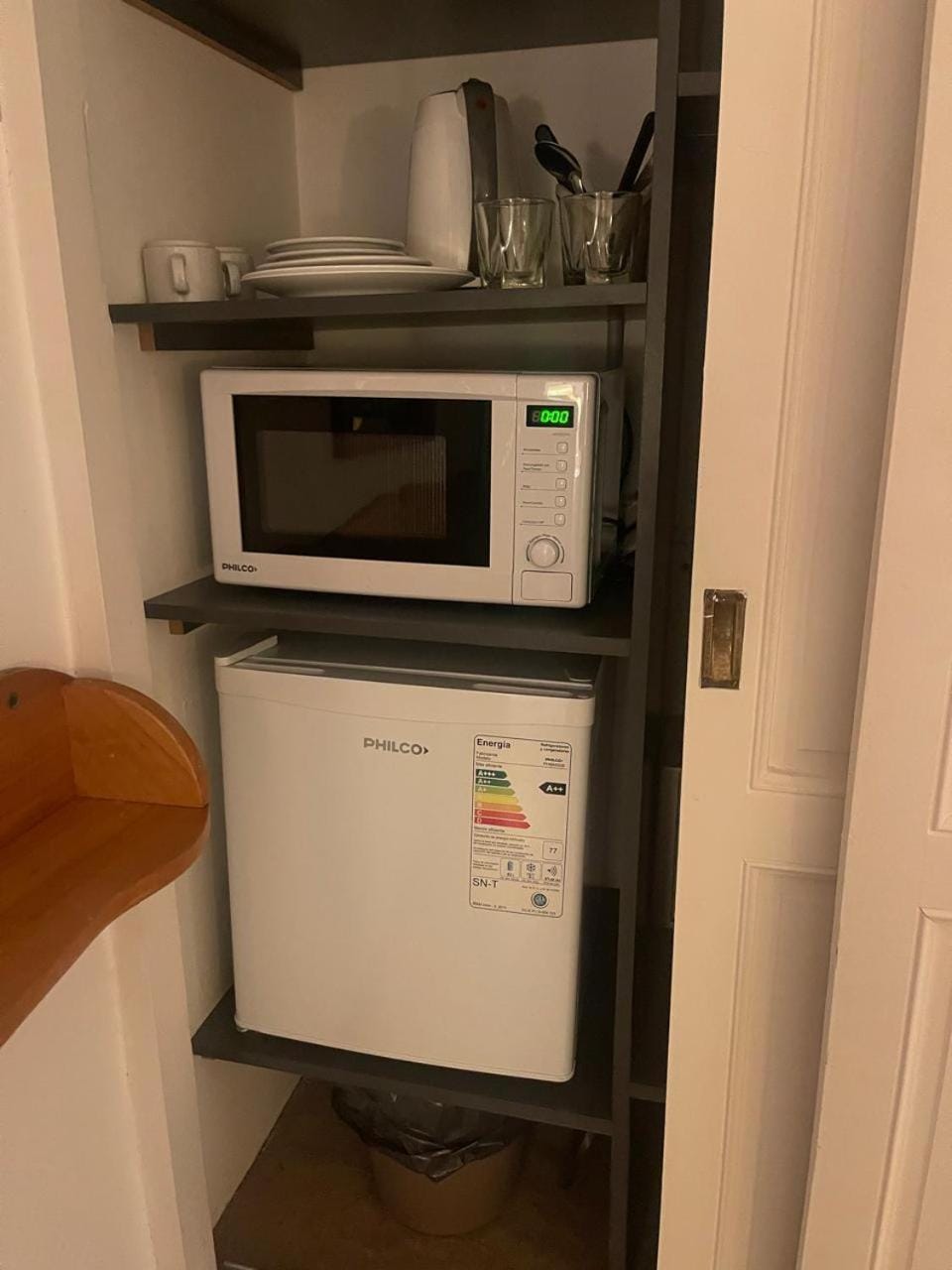 Kitchen or kitchenette, minibar