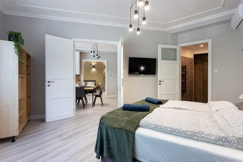 Bed, TV and multimedia, Bedroom