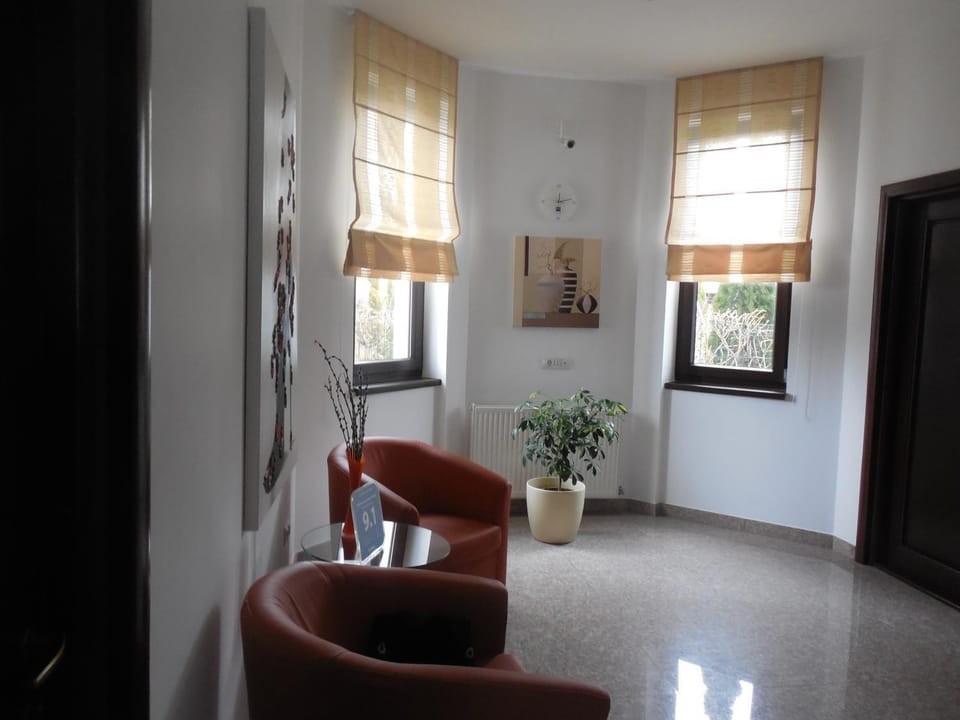 Day, Seating area