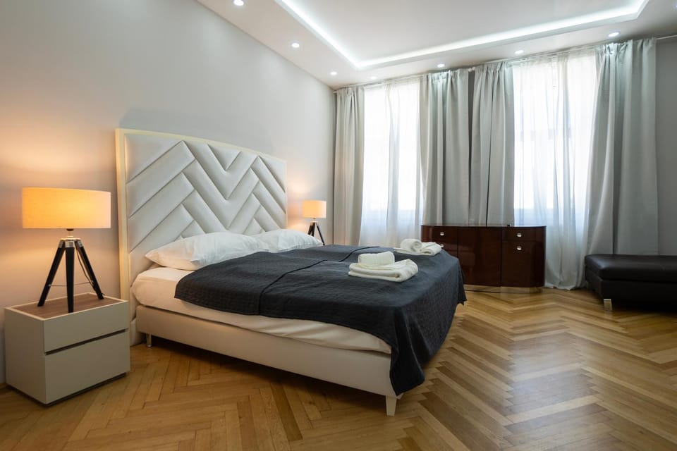 Bed, Photo of the whole room, Bedroom, towels